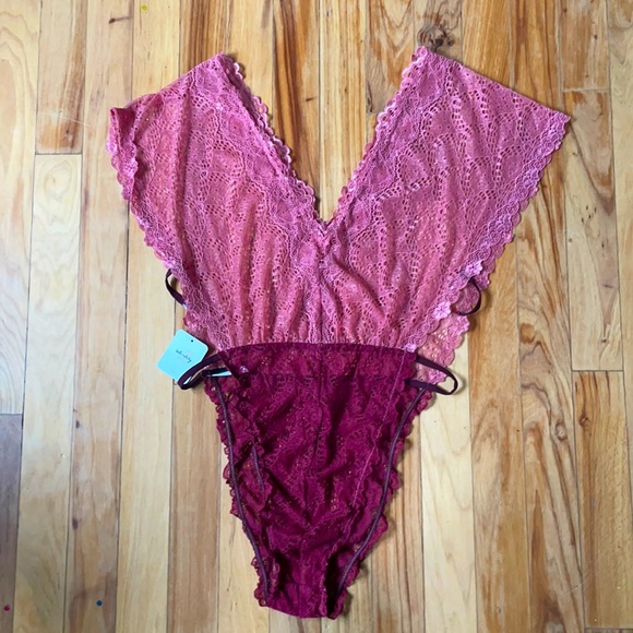 🌿 $128 FP Bodysuit 🌿 - Picture 1 of 1